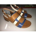 Sandali in vitellino di colore cuoio, azzurro e beige